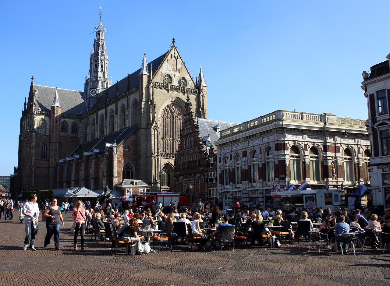 Foto Grote Markt in Haarlem, Zien, Koffie, Borrel, Buurt - #1