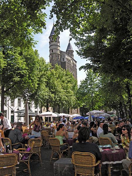 Foto Onze Lieve Vrouweplein in Maastricht, Zien, Borrelen, Buurt, plein, park