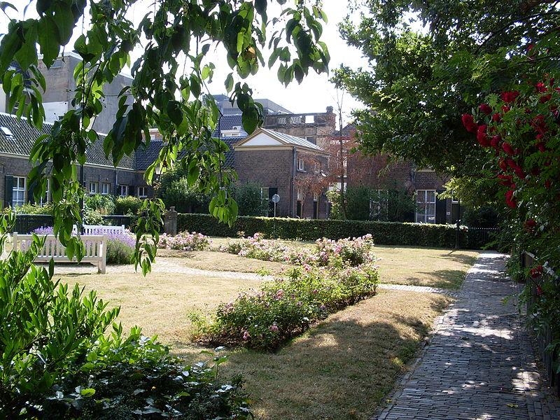 Foto Luthers Hofje in Arnhem, Zien, Buurt, plein, park - #1