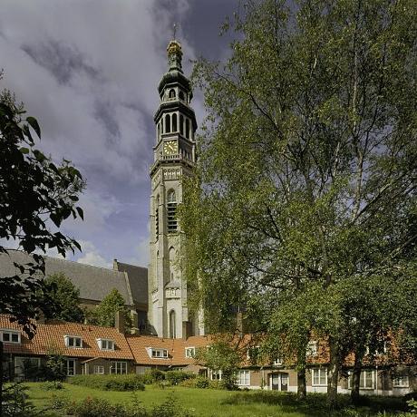 Foto Hofje Onder den Toren in Middelburg, Zien, Bezienswaardigheden