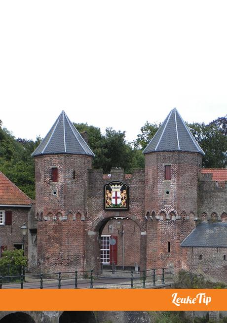 Gids historisch Amersfoort Koppelpoort Muurhuzien oudste café