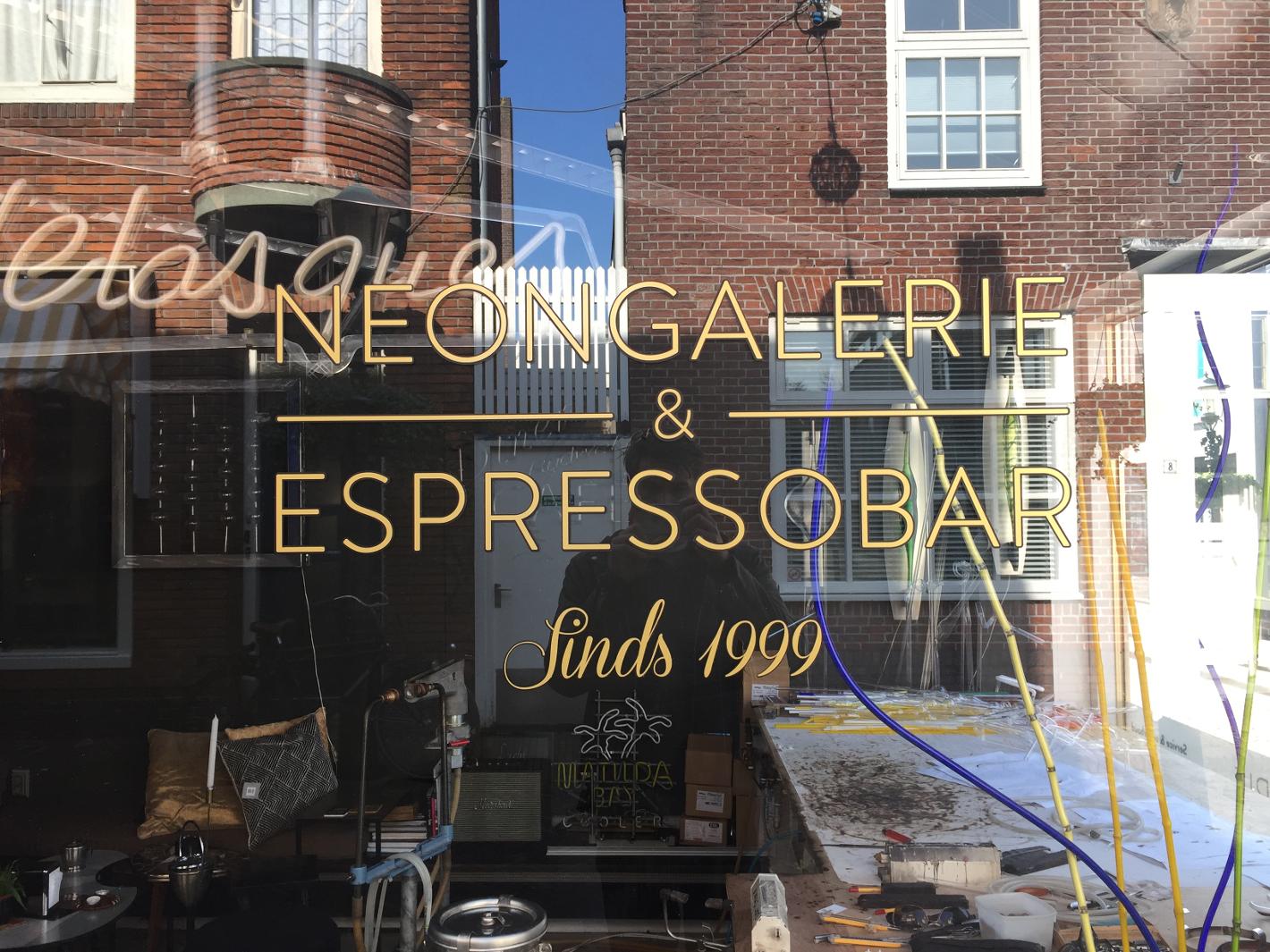 Foto Ray of Light Neongalerie & Espressobar in Alkmaar, Eten & drinken, Koffie, thee & gebak, Bezienswaardigheden - #3