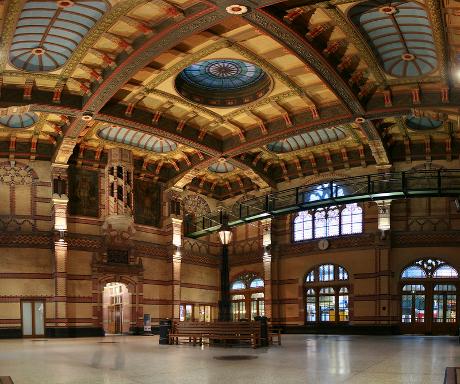 Foto Stationsgebouw in Groningen, Zien, Bezienswaardigheden